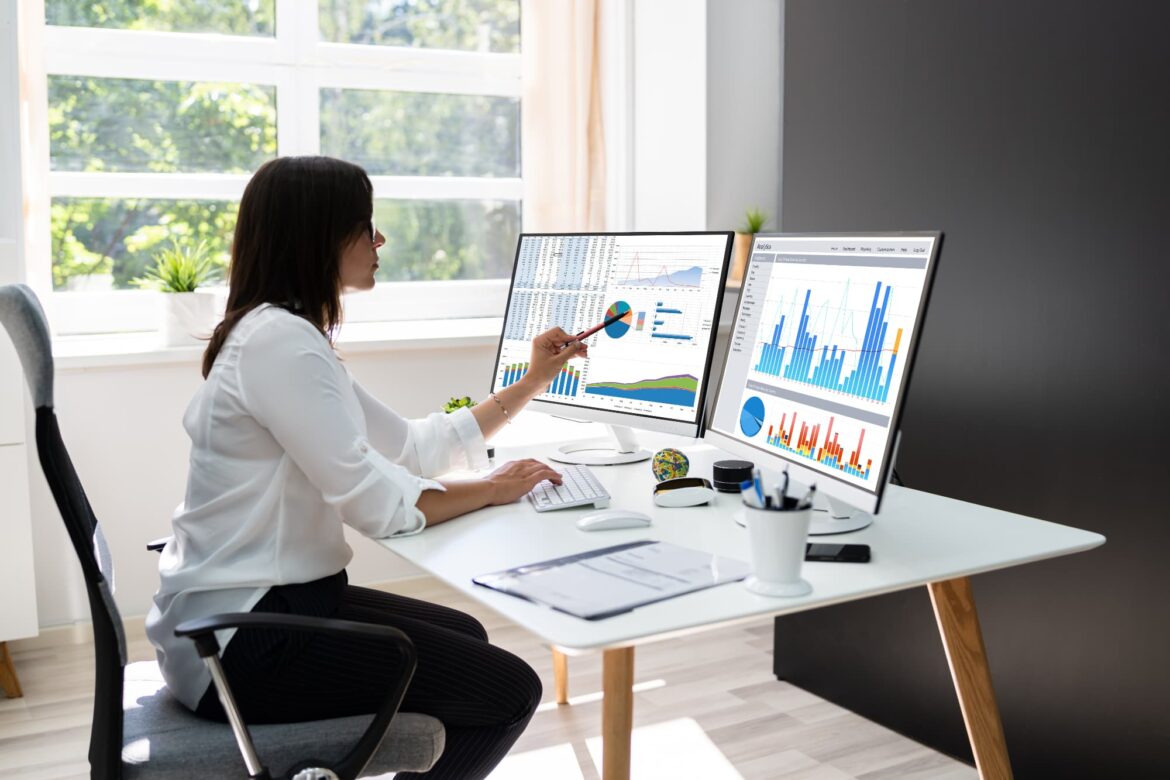 woman-computer-data-visualization